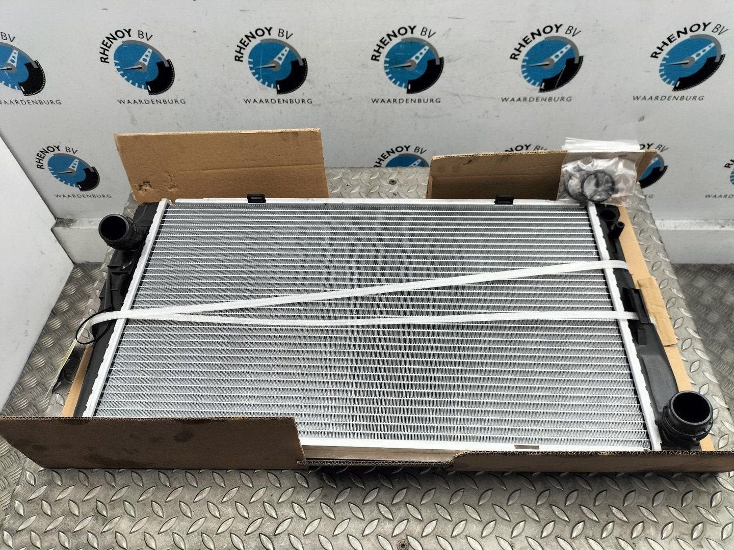 BMW Z4 RADIATEUR 2014, Auto-onderdelen, Motor en Toebehoren, Ophalen of Verzenden, Nieuw, Stiba lid