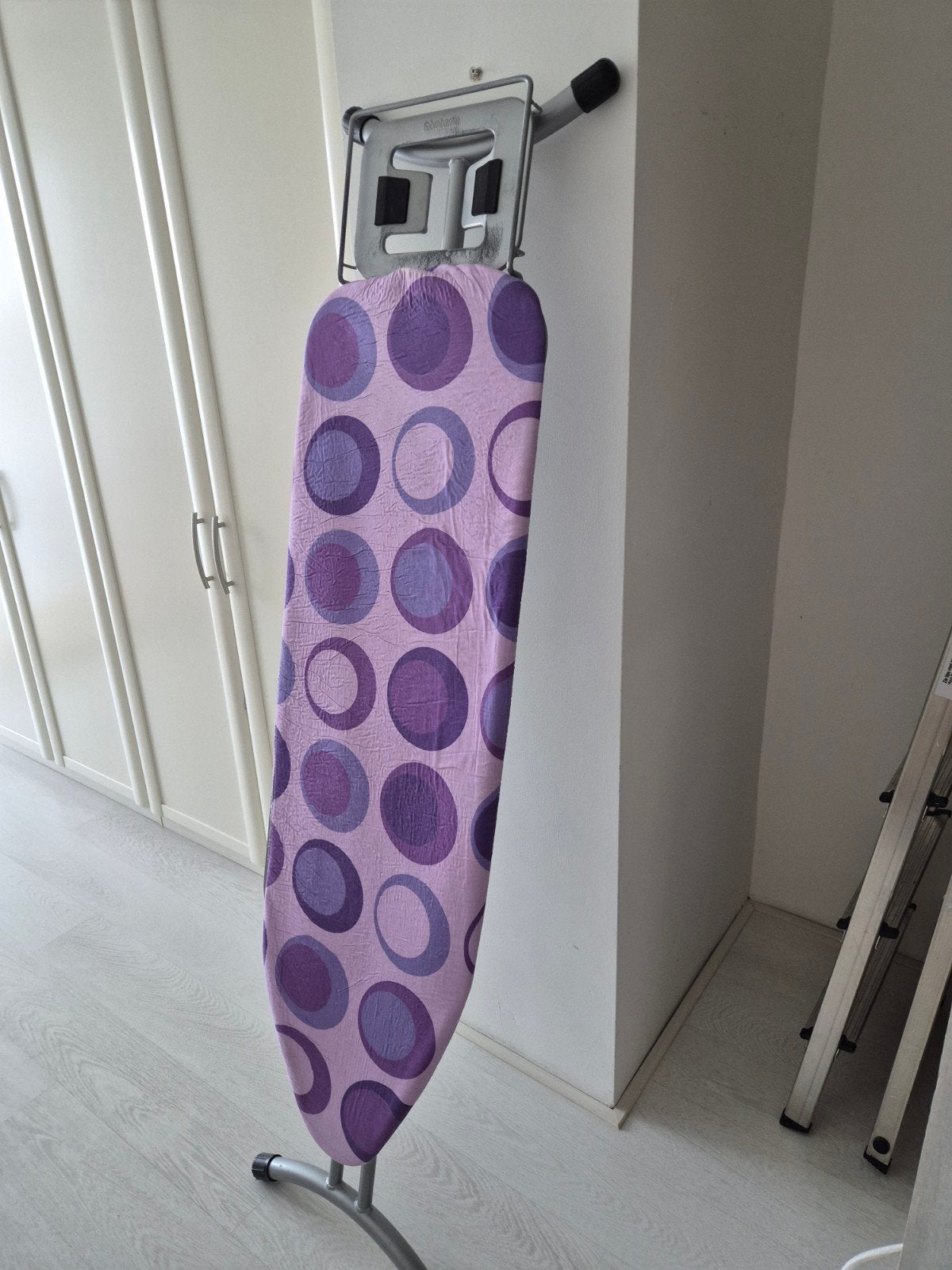 Brabantia Strijkplank met paarse hoes, Ophalen of Verzenden, Gebruikt