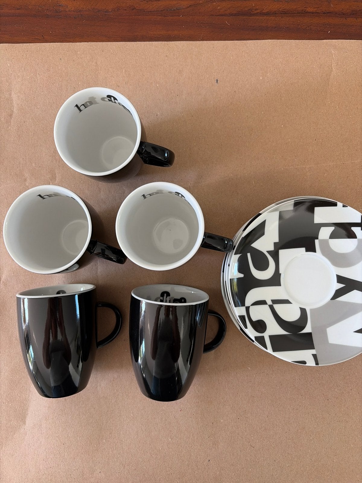 Zwarte en witte mokken en schotel met letters, Ophalen, Keramiek, Zo goed als nieuw, Modern