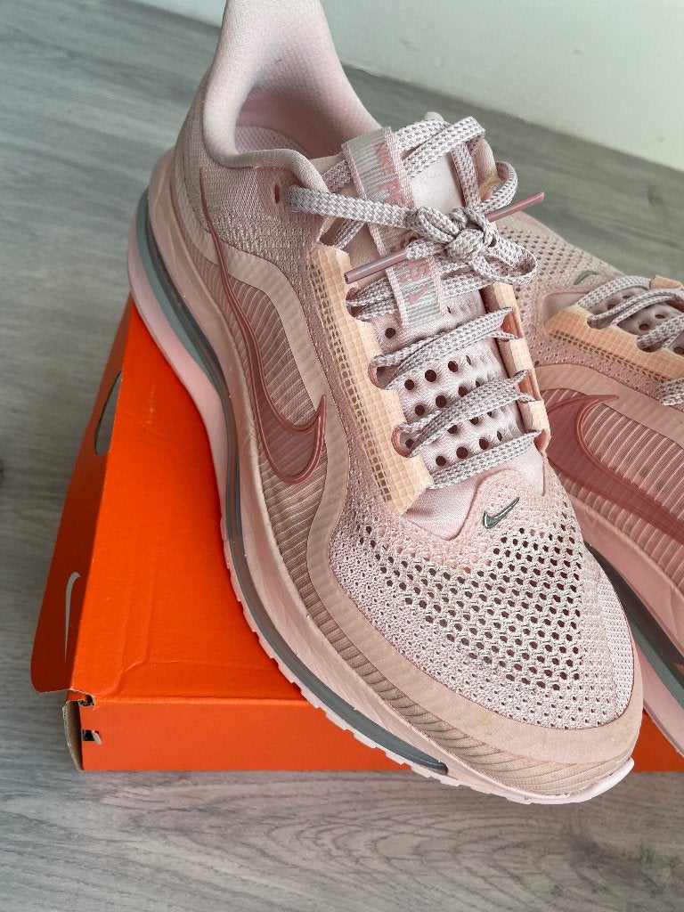 Nike Pegasus Premium - Metallic Rose Gold (roze) maat 44, Kleding | Dames, Schoenen, Nike, Ophalen of Verzenden, Roze, Sneakers of Gympen