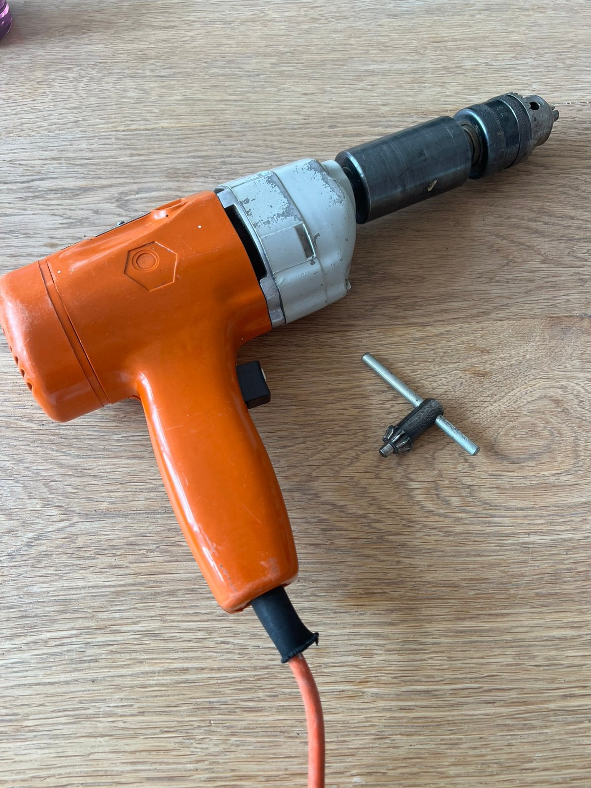 Black & Decker DM825 boormachine, Doe-het-zelf en Verbouw, Gereedschap | Boormachines, Ophalen, Gebruikt, Boormachine
