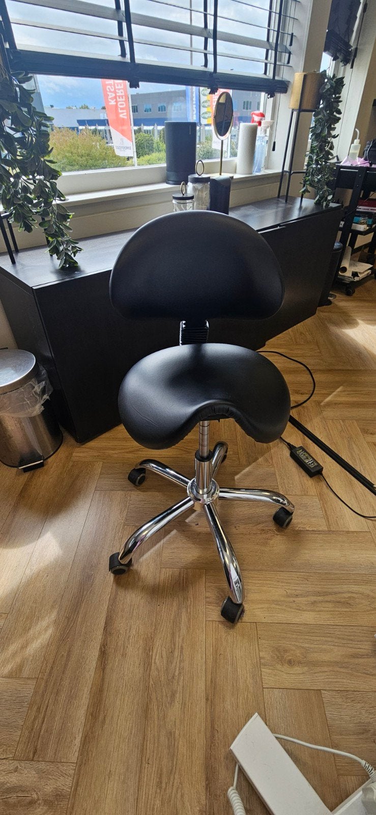 Mooie zwarte tabouret met rugleuning, Ophalen