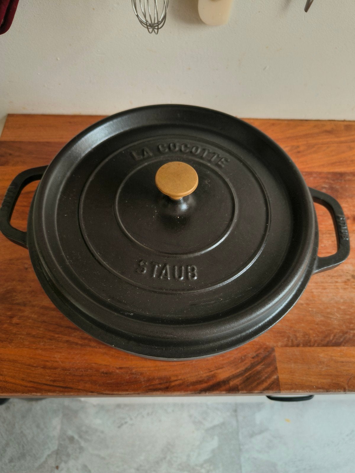 Staub La Cocotte Gietijzeren Braadpan 28cm Zwart, Ophalen of Verzenden, Zo goed als nieuw, Met deksel, Braadpan