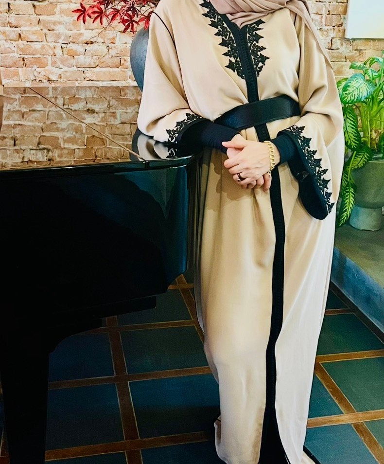 Elegante beige Kaftan met zwart Borduurwerk, Maat 38/40 (M), Beige, Ophalen of Verzenden, Zo goed als nieuw