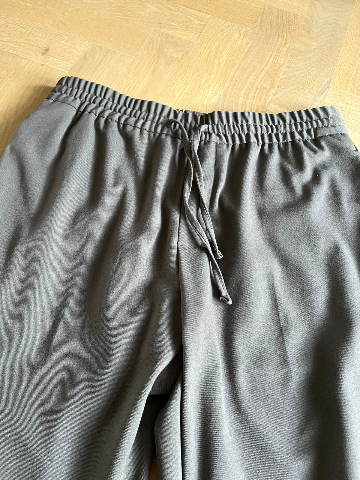 Pantalon van zara mt M in mooie taupe kleur, Kleding | Heren, Broeken en Pantalons, Ophalen of Verzenden, Nieuw, Maat 48/50 (M)