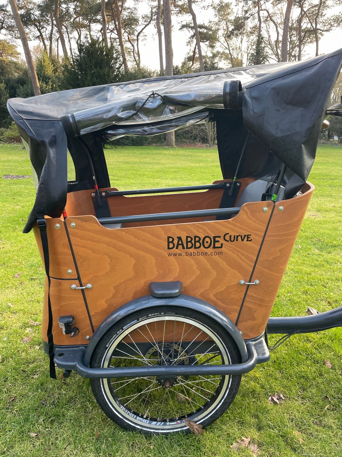 Babboe Curve-e Bakfiets met regentent en maxi cosi houder, Ophalen, Huif, Zo goed als nieuw, 2 kinderen