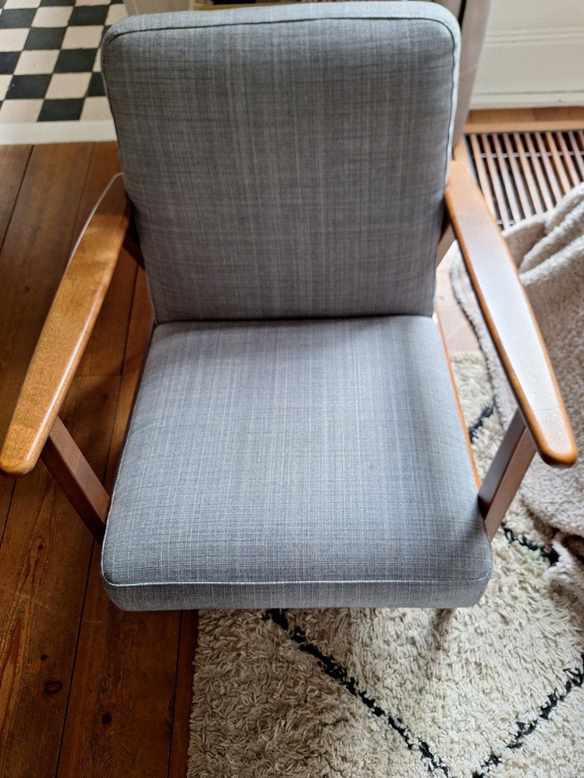 IKEA EKENÄSET fauteuil grijs met houten armleuningen, Ophalen, Tijdloos, Modern, Scandinavisch, Gebruikt, Stof