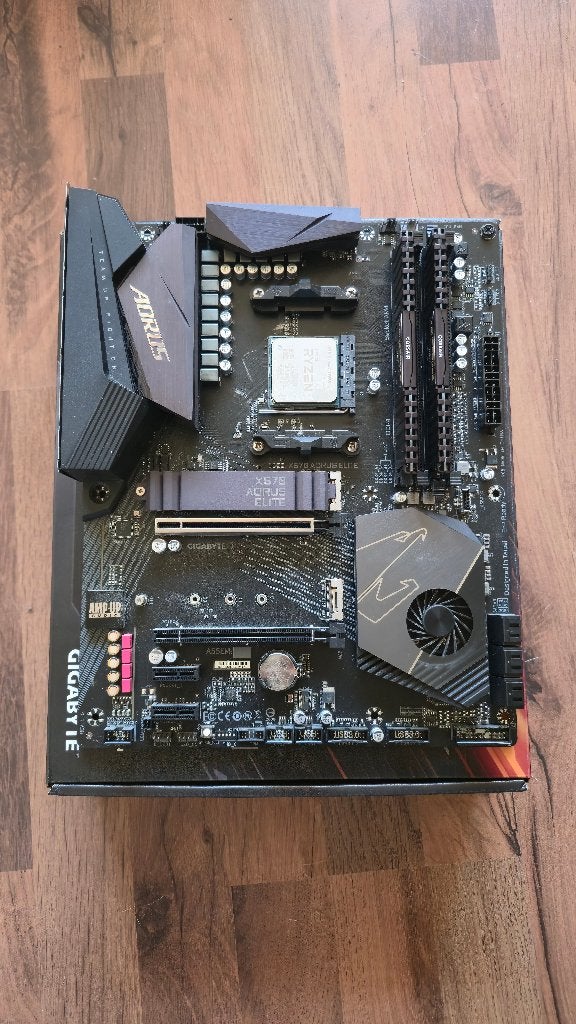 Gigabyte X570 AORUS ELITE, Computers en Software, DDR4, Ophalen of Verzenden, Zo goed als nieuw, Socket AM4