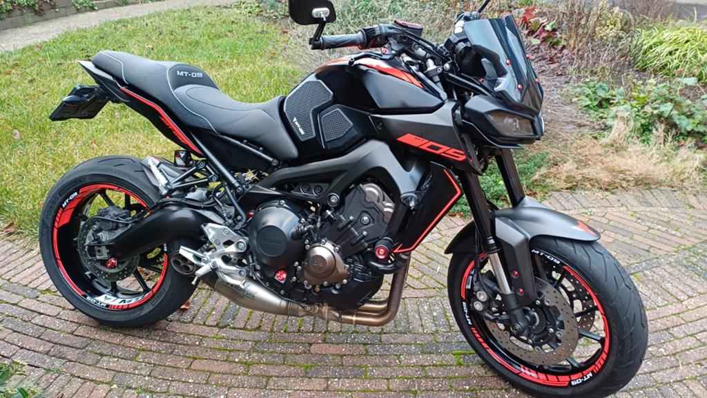 Yamaha MT 09 2018 Black/red-Akrapovic uitlaat, Motorrijbewijs A, Gebruikt, Meer dan 35 kW, Handgeschakeld