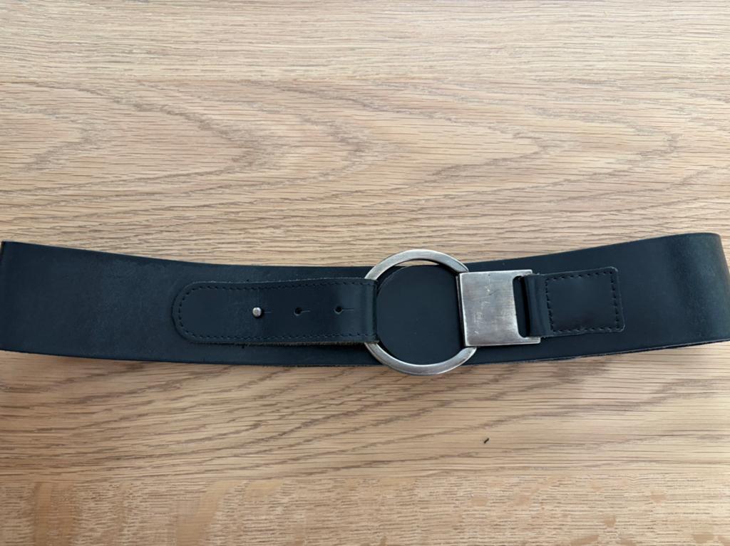 Zwarte leren tailleriem met zilverkleurige gesp, 80 tot 90 cm, 5 cm of meer, Tailleriem, Ophalen of Verzenden