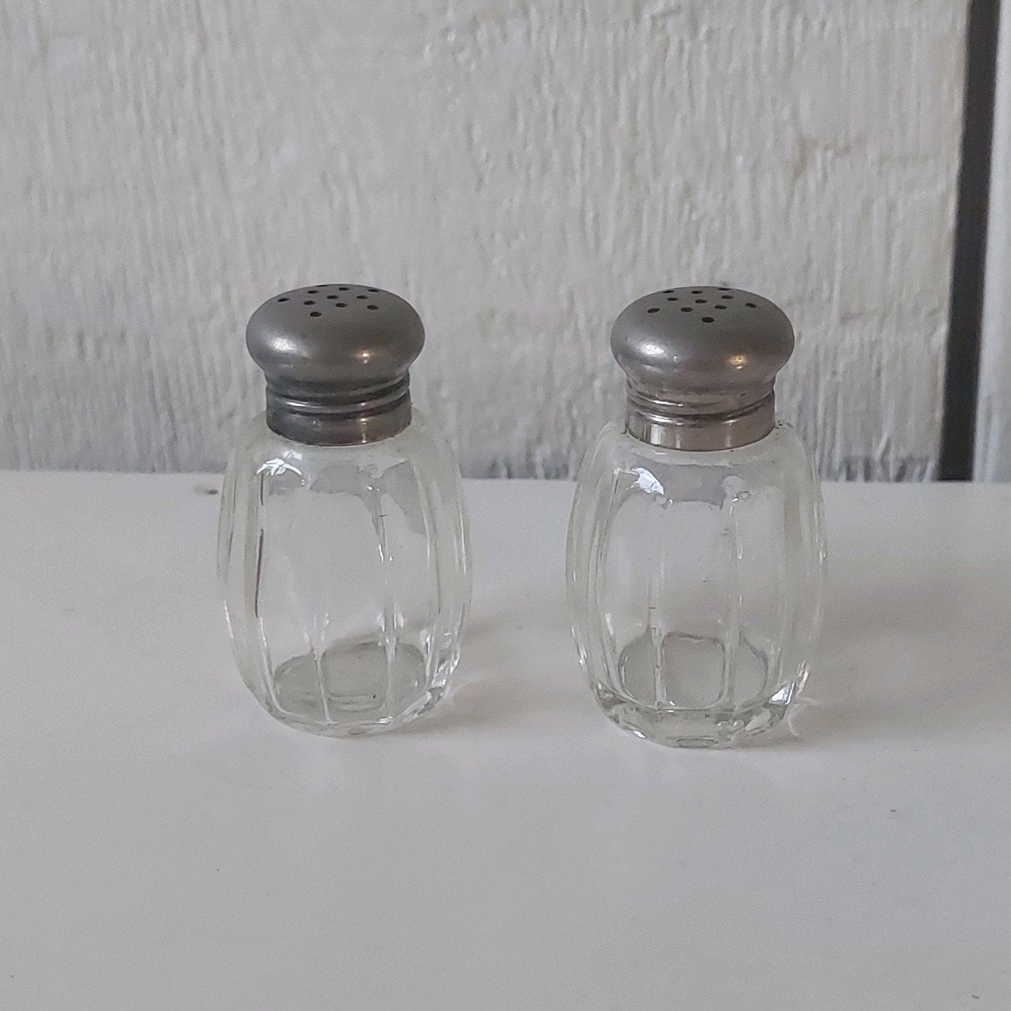 mooie vintage peper en zoutstrooier van glas met metalen dop, Ophalen of Verzenden