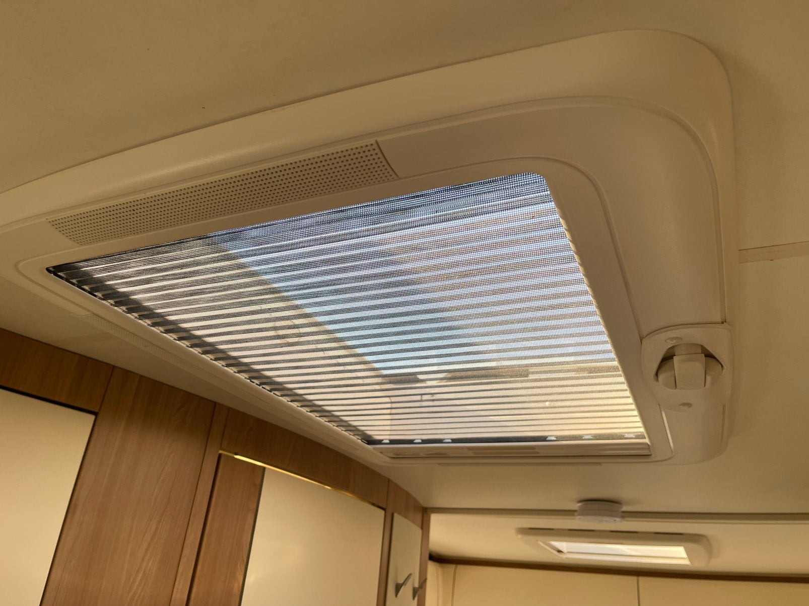 Foto 21 van Hobby 495 UL uit 2019 | 2 bedden | Mover | Luifel | Voortent