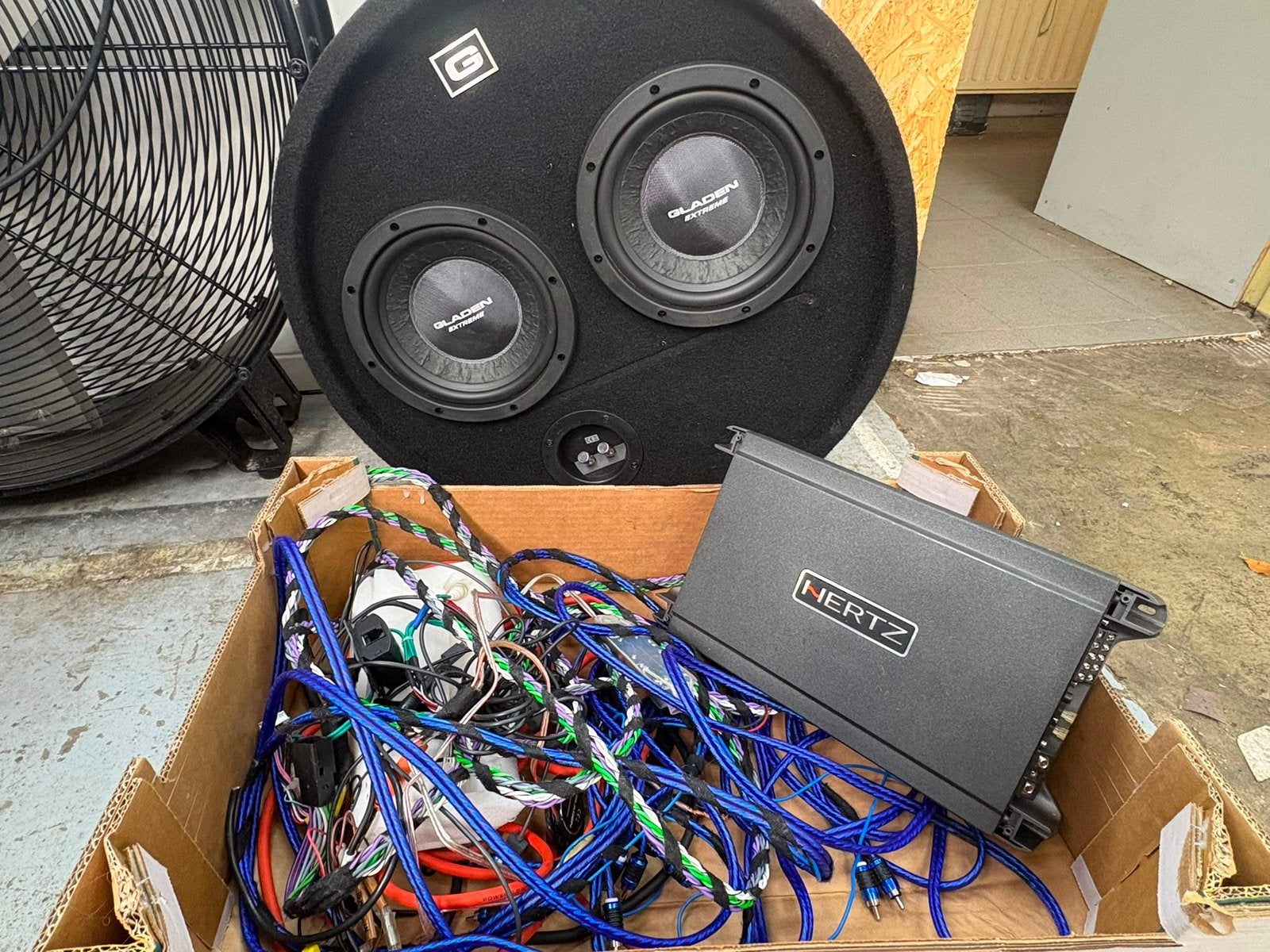 Subwoofer en versterker Gladen / Nertz, Auto diversen, Ophalen, Zo goed als nieuw