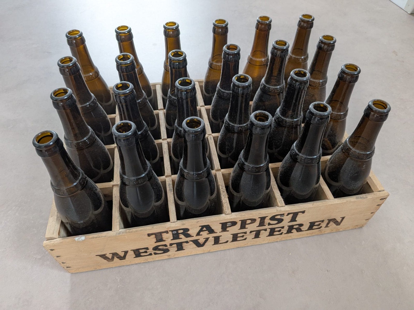 Lege Trappist Westvleteren Flessen in Krat, Ophalen