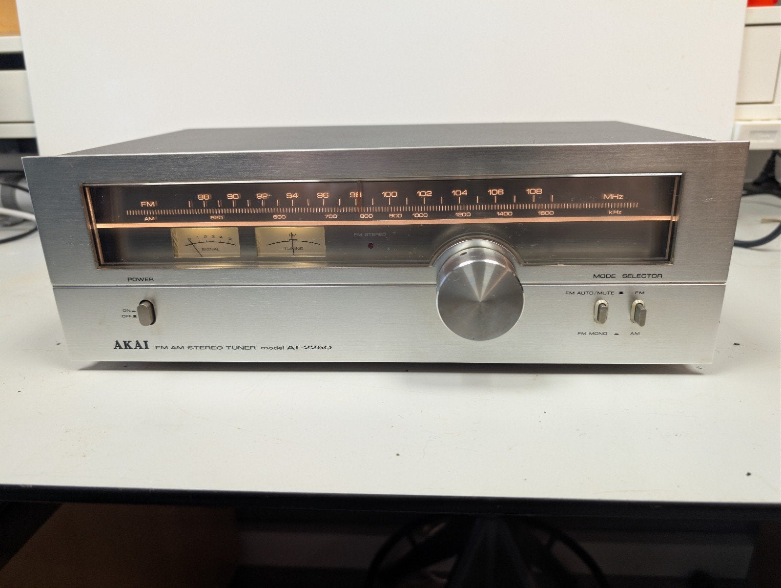 Akai AT-2250 FM/AM Stereo Tuner - Vintage Audio, Ophalen of Verzenden, Gebruikt, Analoog