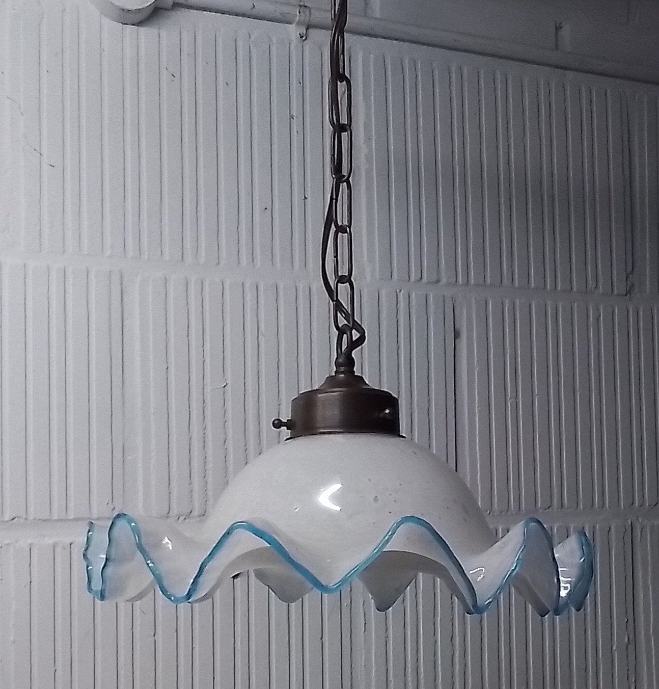 Vintage opaline glazen hanglamp met geplooide rand, Antiek en Kunst, Antiek | Lampen, Ophalen of Verzenden