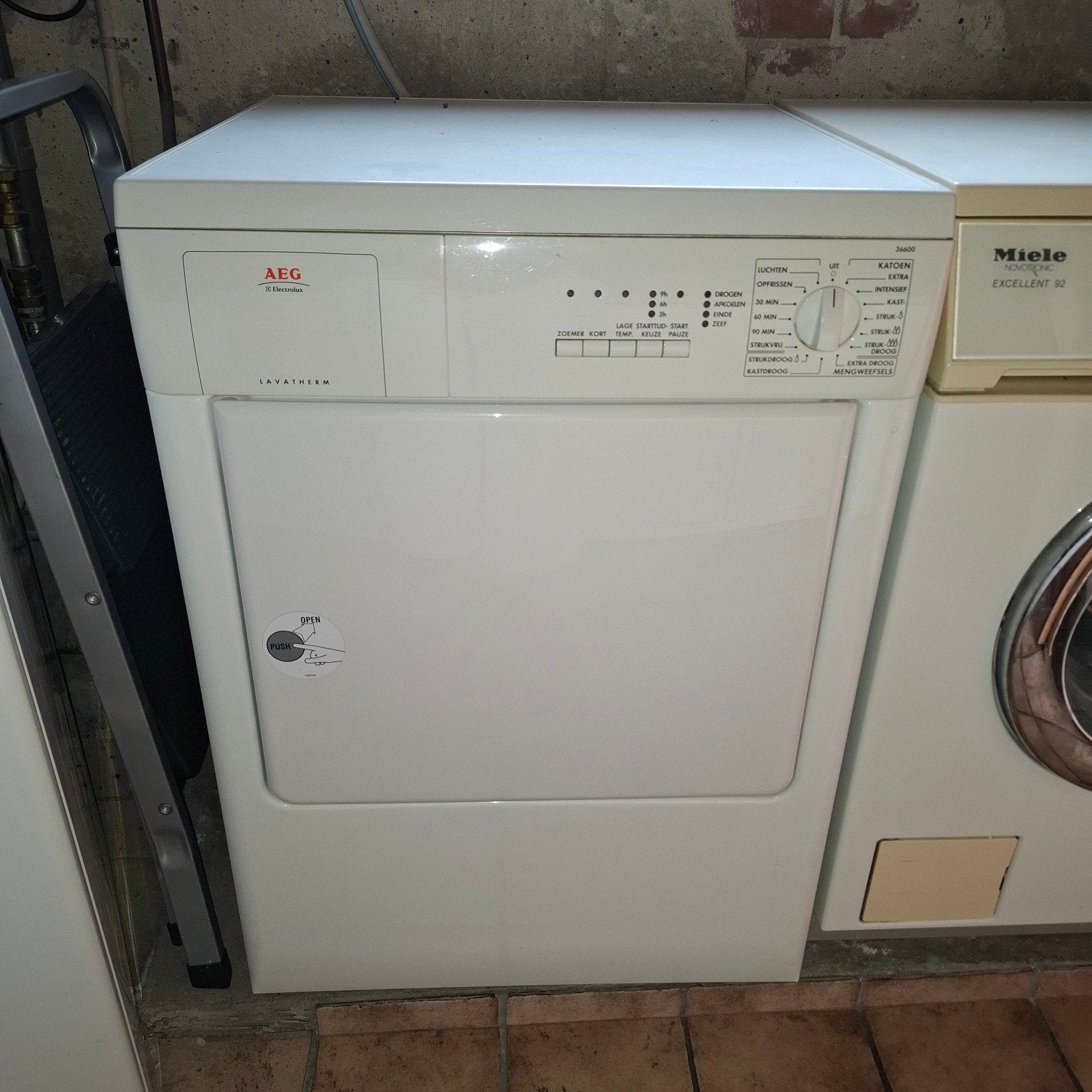 AEG Lavatherm wasdroger, Witgoed en Apparatuur, Wasdrogers, Gebruikt, Condens, Voorlader, 85 tot 90 cm, Ophalen