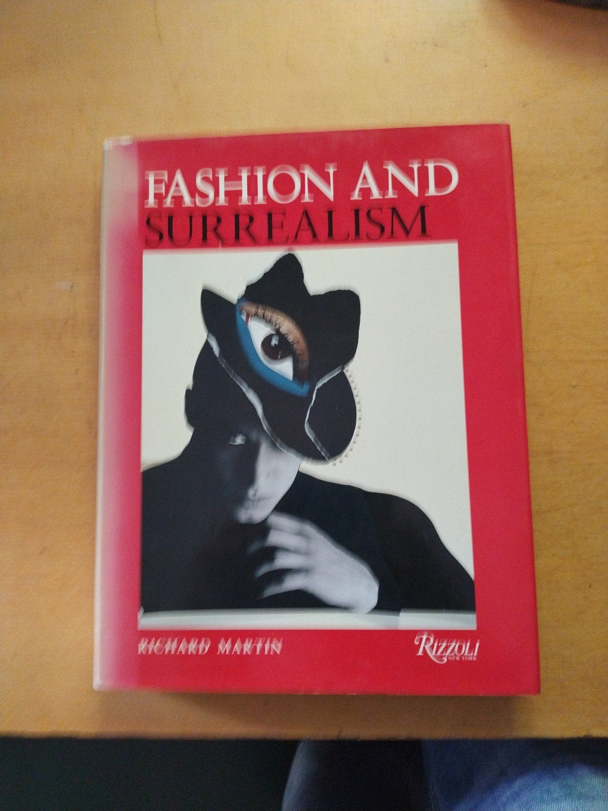 Fashion and Surrealism - Richard Martin (Boek), Boeken, Ophalen of Verzenden, Zo goed als nieuw, Mode algemeen, Richard Martin