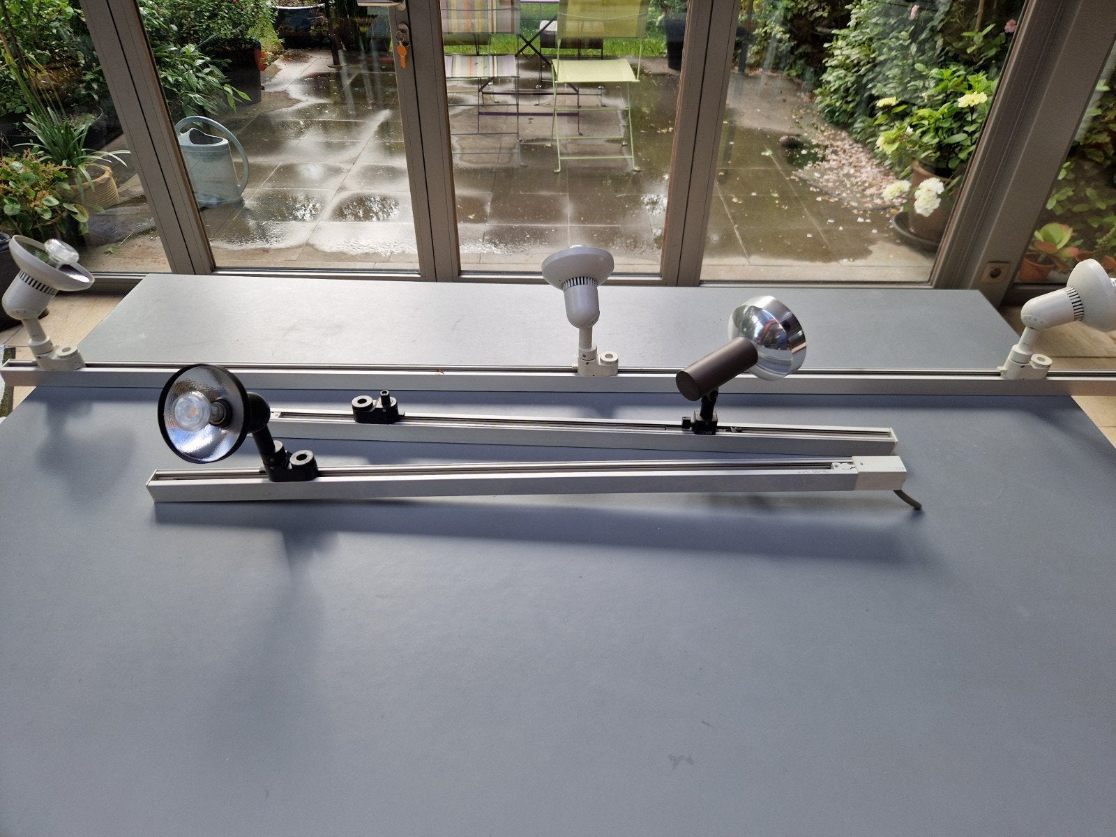 Erco plafondrails met spots - 2x 107cm, 1x 207cm, Huis en Inrichting, Ophalen of Verzenden, Gebruikt, Metaal of Aluminium, Plafondspot of Wandspot