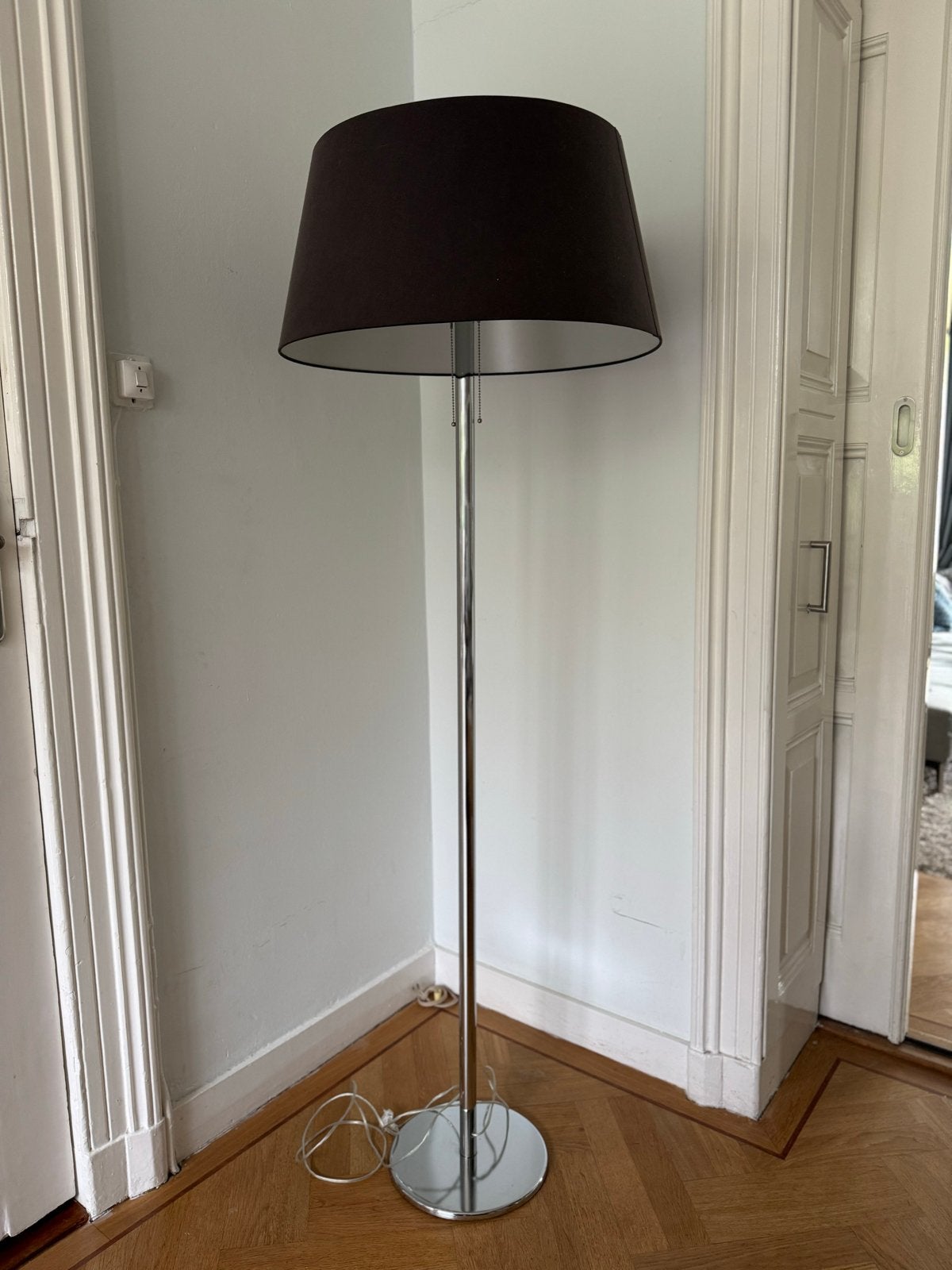 Moderne staande lamp met zware voet en stoffen kap, Huis en Inrichting, Lampen | Vloerlampen, Gebruikt, 150 tot 200 cm, Metaal