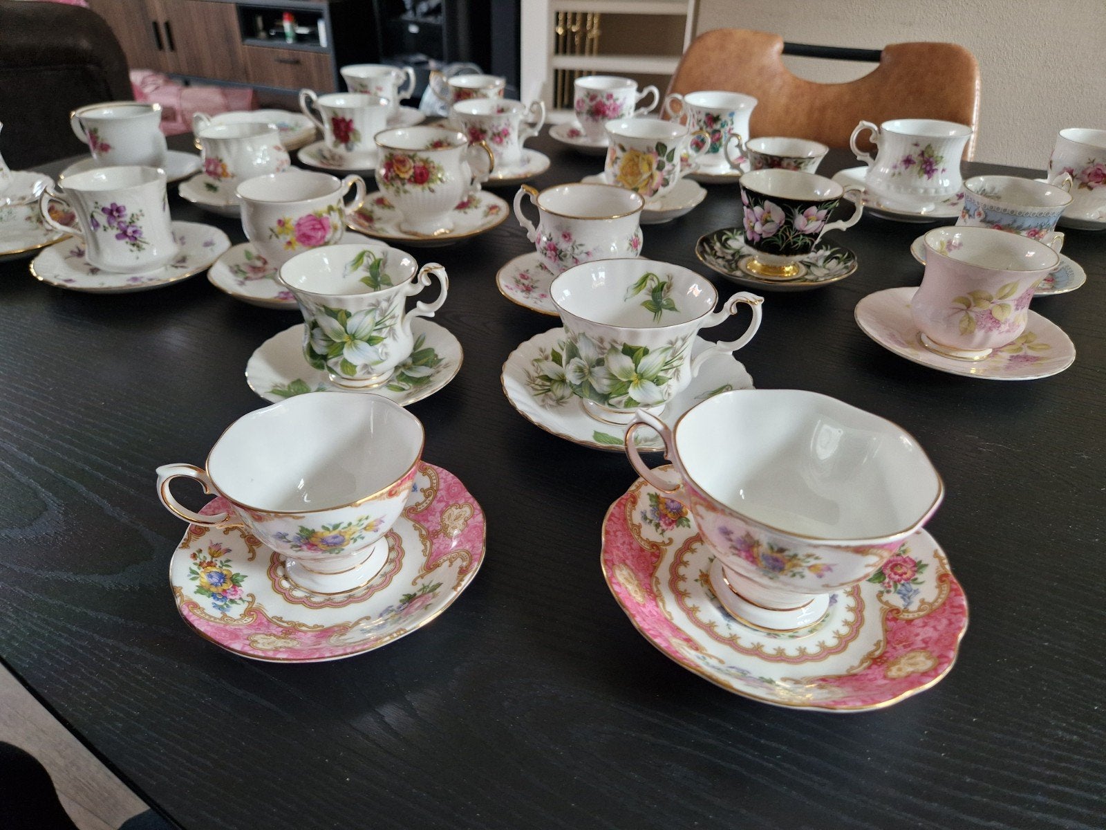 24  kop en schotels, diverse designs waaronder royal albert, Huis en Inrichting, Keuken | Servies, Ophalen, Zo goed als nieuw