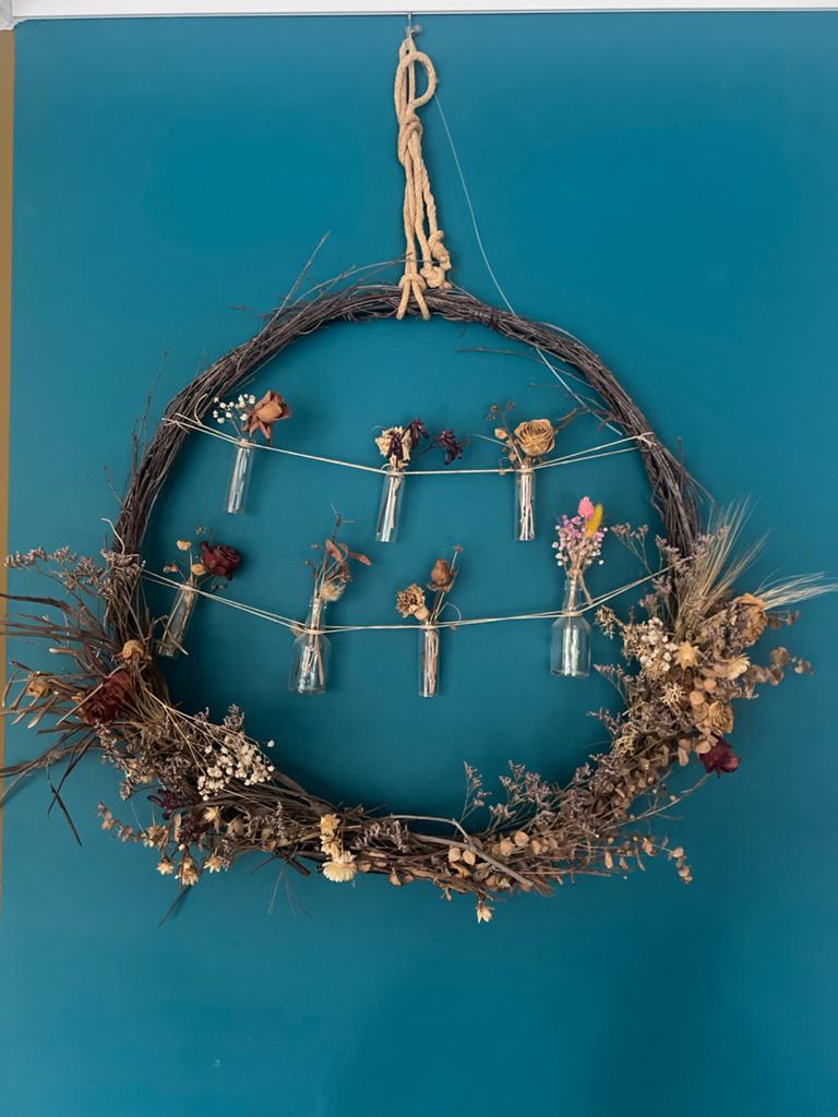 Decoratieve Krans met Gedroogde Bloemen en Vaasjes, Huis en Inrichting, Woonaccessoires | Kransen, Ophalen of Verzenden, Zo goed als nieuw