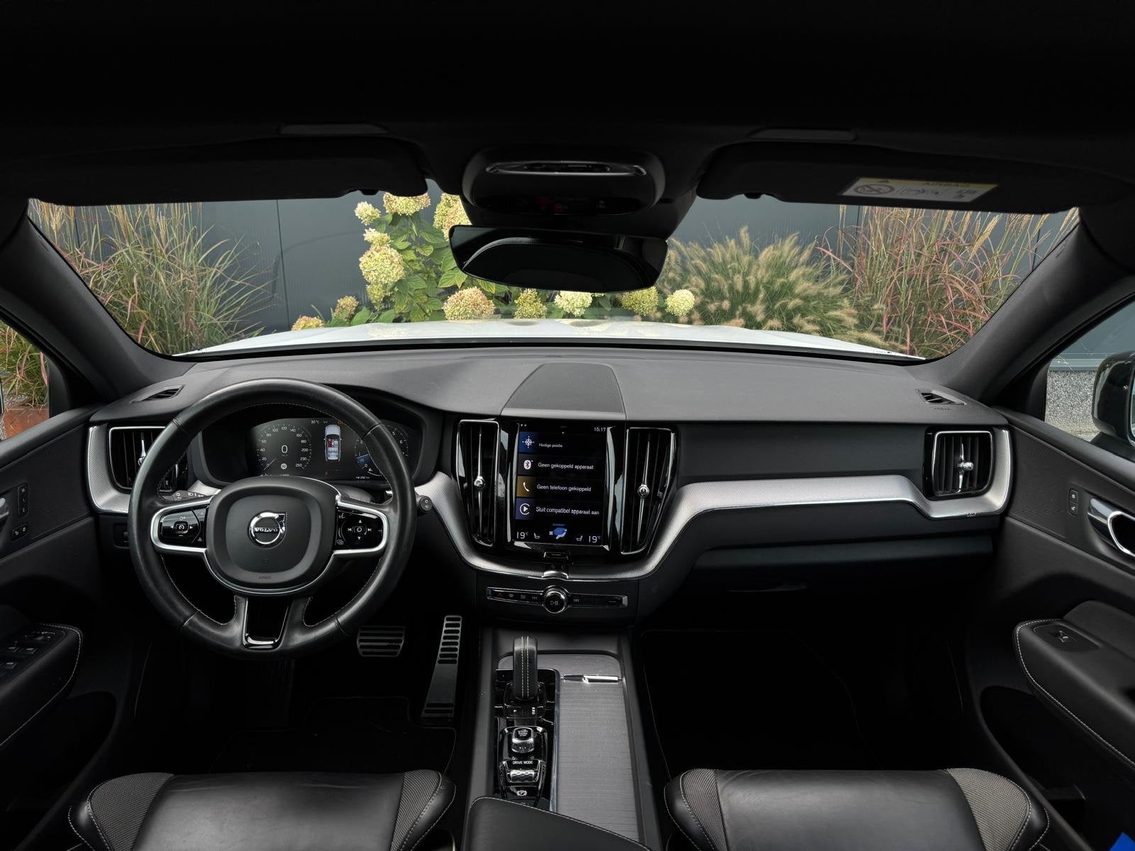 Volvo XC60 2.0 B5 AWD R-Design NAVI|LEDER|CAMERA|SPORTVELGEN, Auto's, Dealer onderhouden, Gebruikt, Zwart, Wit