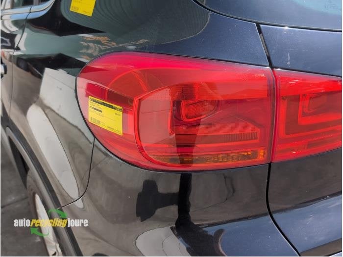 Achterlicht links van een Volkswagen Tiguan, Gebruikt, -, Volkswagen, -
