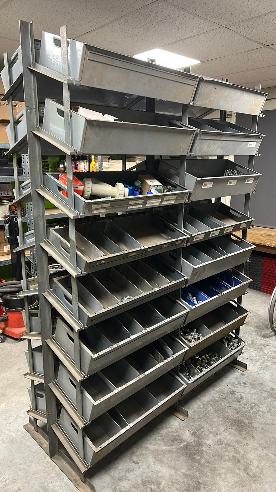 Magazijn bakken kast. 32 bakken., Ophalen
