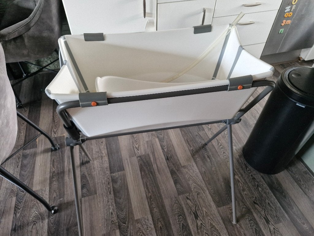 Stokke flexibath wit/grijs incl. standaard en babyinzet, Kinderen en Baby's, Zo goed als nieuw, Badje, Standaard, Ophalen