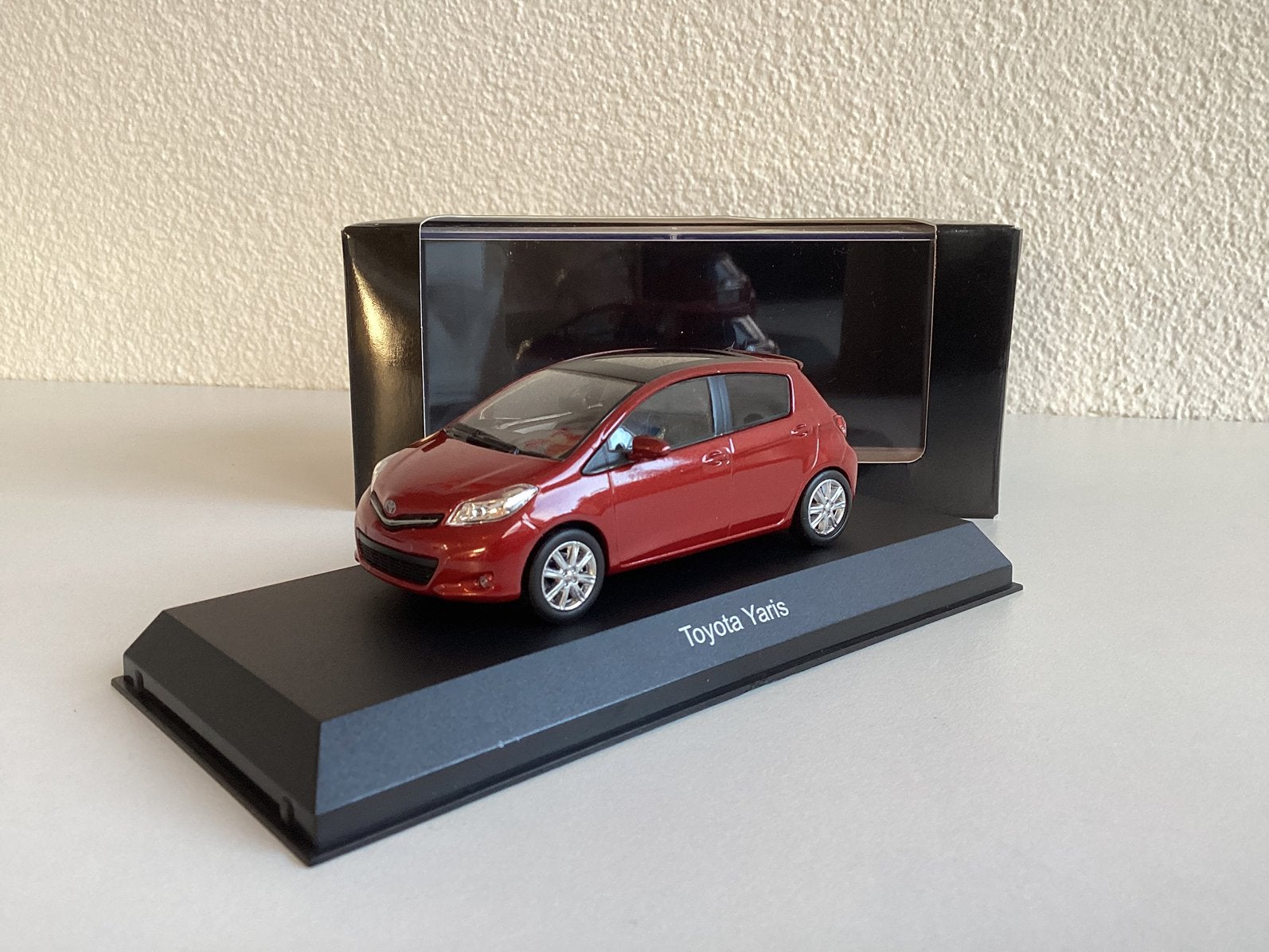 Toyota Yaris (do.rood) 1:43 Kyosho Nieuwstaat in ovp, Ophalen of Verzenden, Nieuw, Auto, Kyosho