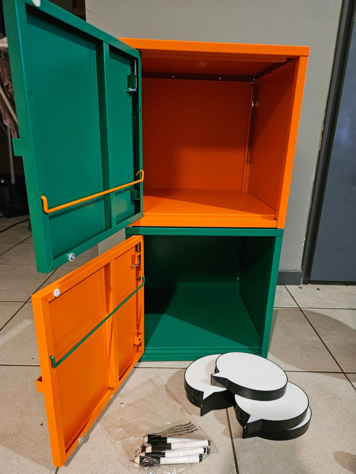 twee metalen ikea kastjes (oranje is weg), Ophalen, Zo goed als nieuw