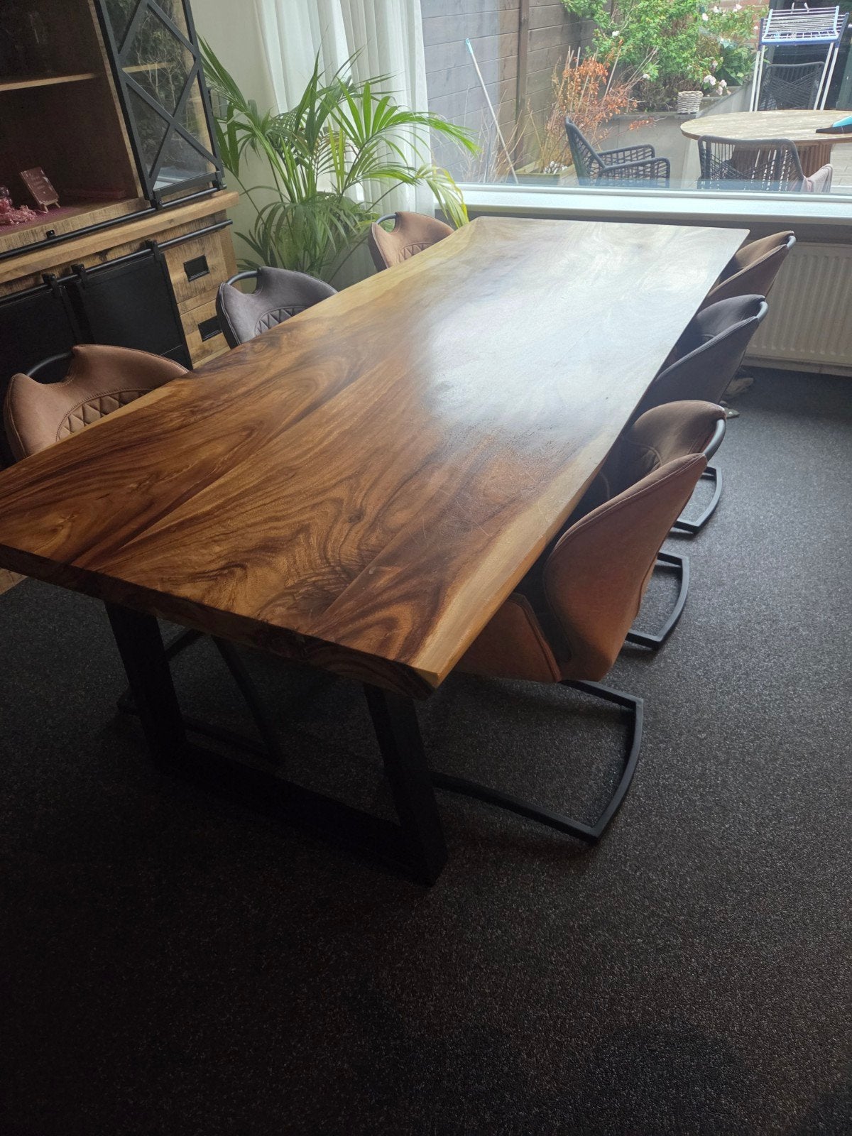 Prachtige eetkamertafel Raja suar hout U-poot metaal zwart, Overige houtsoorten, 200 cm of meer, Zo goed als nieuw, Vijf personen of meer