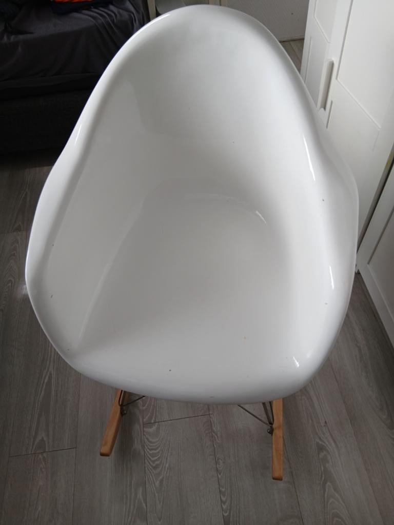 Witte schommelstoel in Eames stijl, Gebruikt, Hout, Modern, Scandinavisch, Eames stijl, Wit