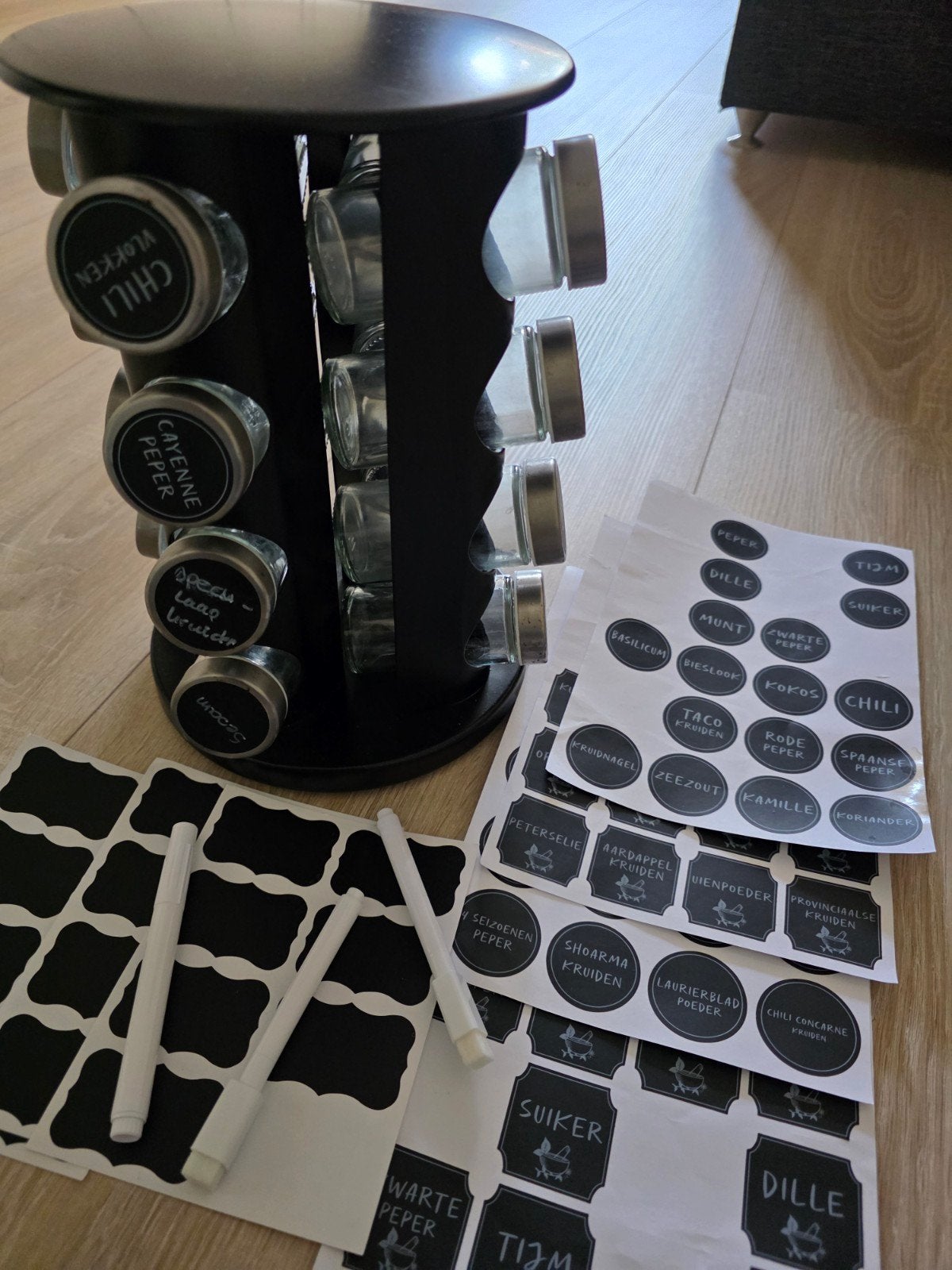 Draaibaar kruidenrek met 16 potjes en stickers, Ophalen, Zo goed als nieuw