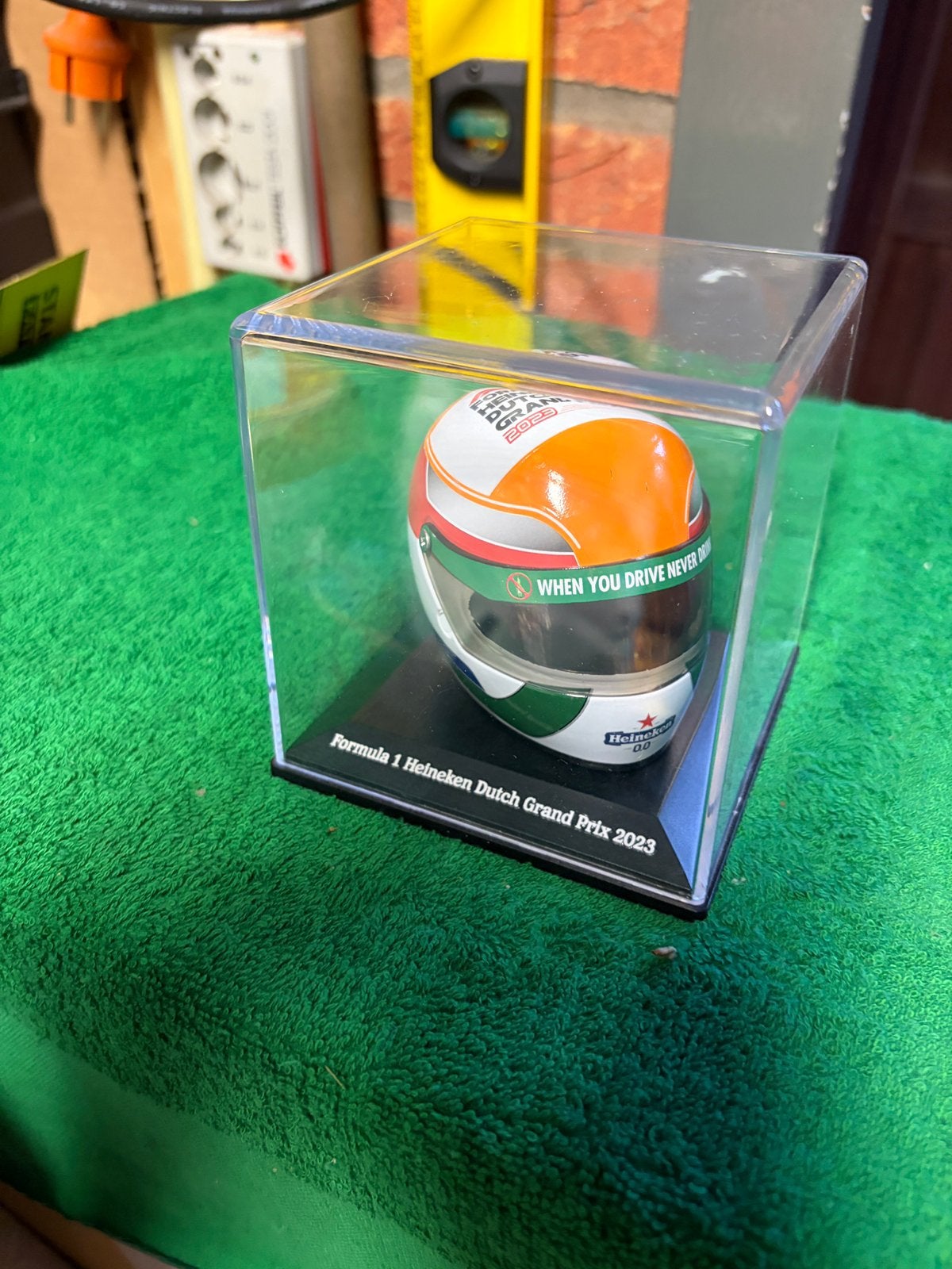 Mooie minituur helm formule 1 F1 Heineken in showbox, Ophalen of Verzenden, Nieuw, Formule 1