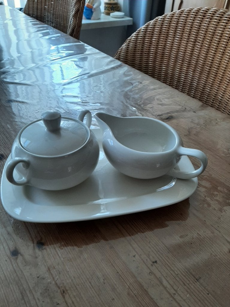 ROYAL BOCH - MELKKAN & SUIKERPOT OP PLATEAU, Overige typen, Ophalen of Verzenden, Zo goed als nieuw, Effen