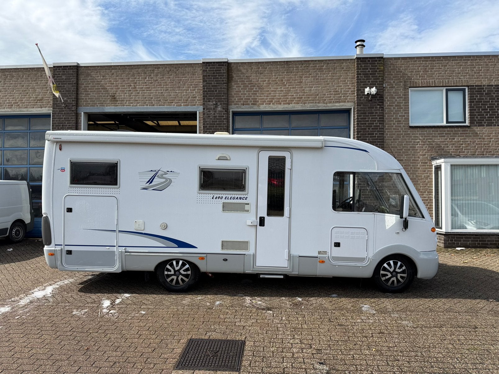 Foto 3 van Burstner i690 Elegance 2.8 JTD - levelsysteem - 66.500 km