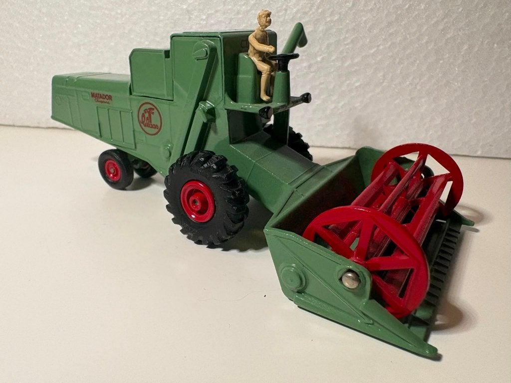 Matchbox K9: Claas Combine Harvester,  unieke Claas kleuren, Ophalen of Verzenden, Zo goed als nieuw, Hijskraan, Tractor of Landbouw