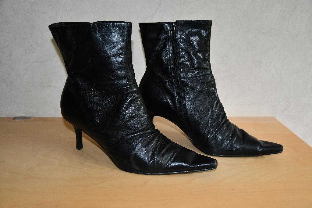 Zwarte enkellaarsjes - Essence - maat 10, Kleding | Dames, Schoenen, Zwart, Lage of Enkellaarzen, Ophalen of Verzenden, Zo goed als nieuw