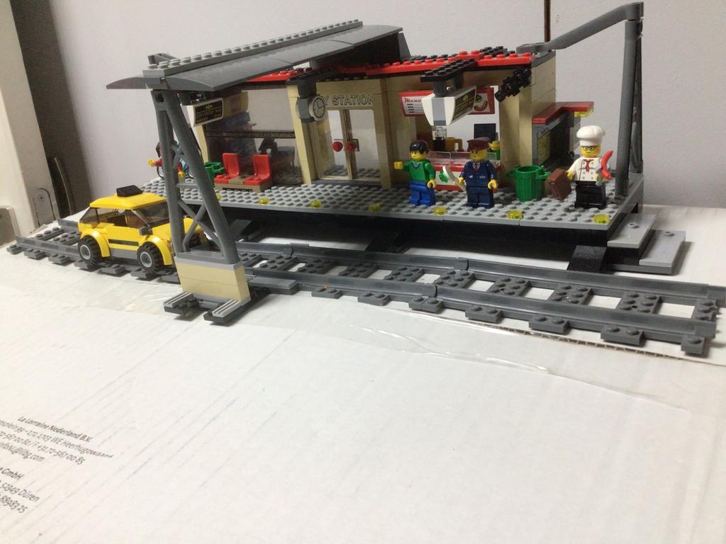Lego treinstation met taxi en figuren, Ophalen of Verzenden, Gebruikt, Complete set, Lego