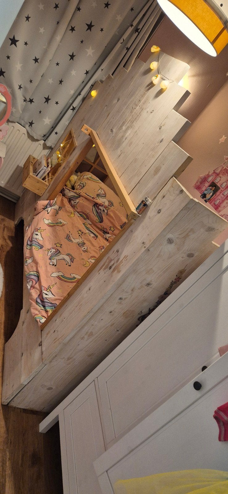 Stevig houten kinderbed met kasteelmotief, Huis en Inrichting, Ophalen, Gebruikt, 90 cm, Eenpersoons