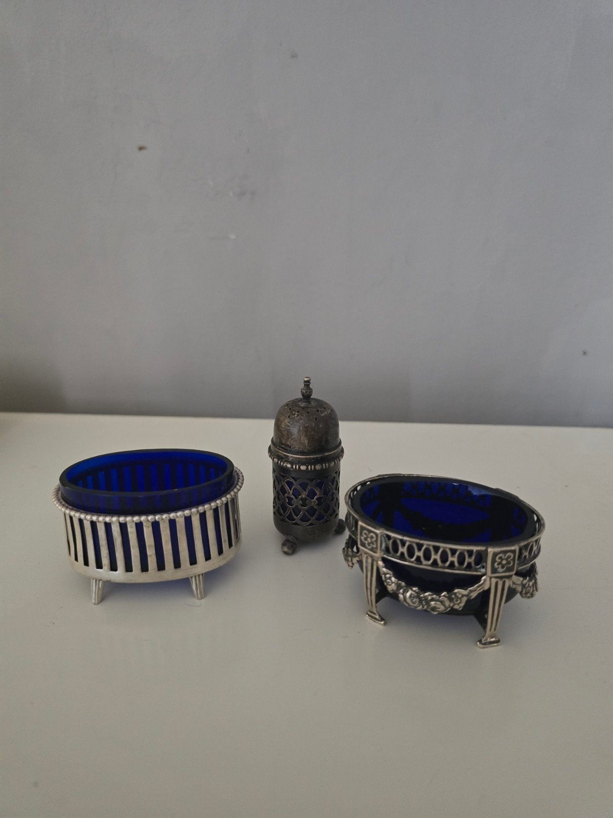 Zilveren garnituur bakjes met blauw glas, Antiek en Kunst, Antiek | Goud en Zilver, Ophalen of Verzenden