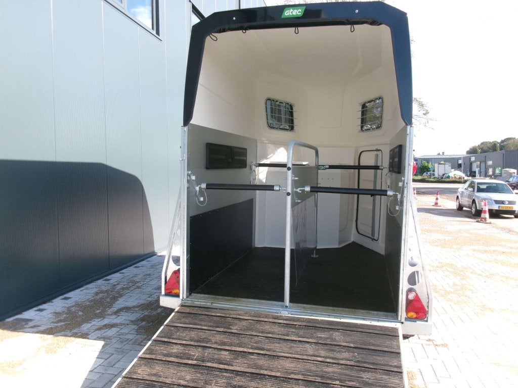 Ruime Atec 2 paards trailer met zadelkamer. 2 maand oud, Niet ingevuld, Aluminium, Zo goed als nieuw, 2-paards trailer