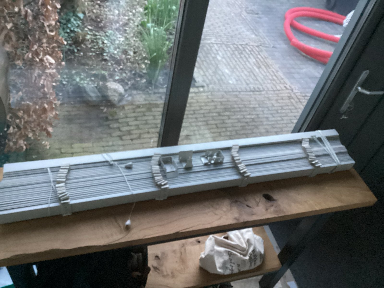 Grijze Luxaflex jaloezie 140 cm breed, lamellen 5 cm, Ophalen, Jaloezie, Gebruikt, Grijs