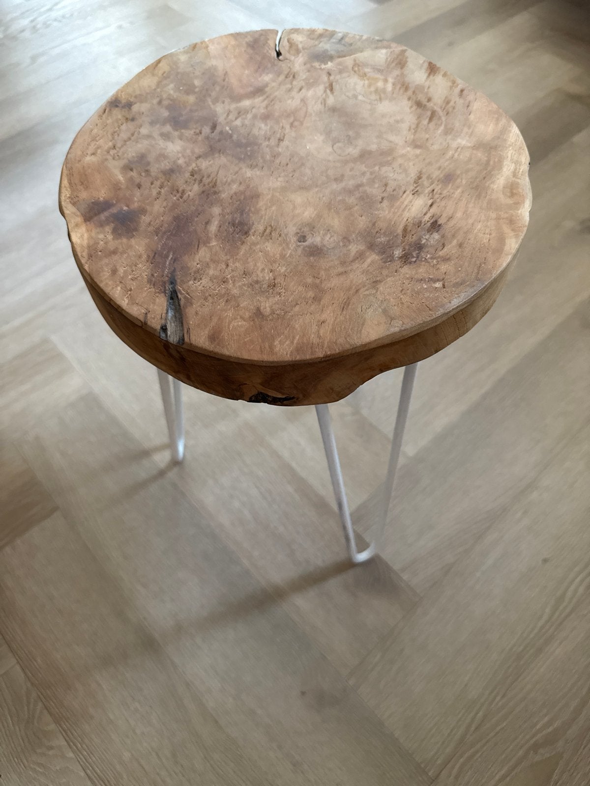 Unieke bijzettafel van boomstam met metalen poten, Ophalen, Minder dan 45 cm, Minder dan 55 cm, Rond
