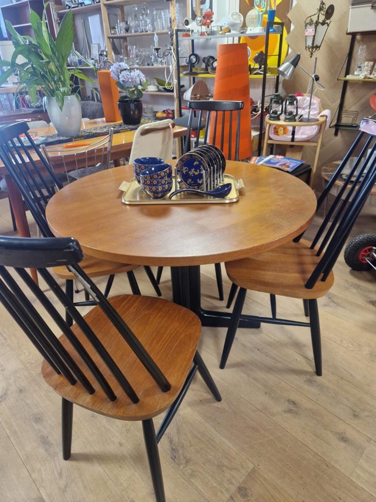 Complete Fins Design eethoek - Tafel met 4 stoelen, Ophalen, The Rebels, Therebels1973@gmail.com, Damlaan 73a
