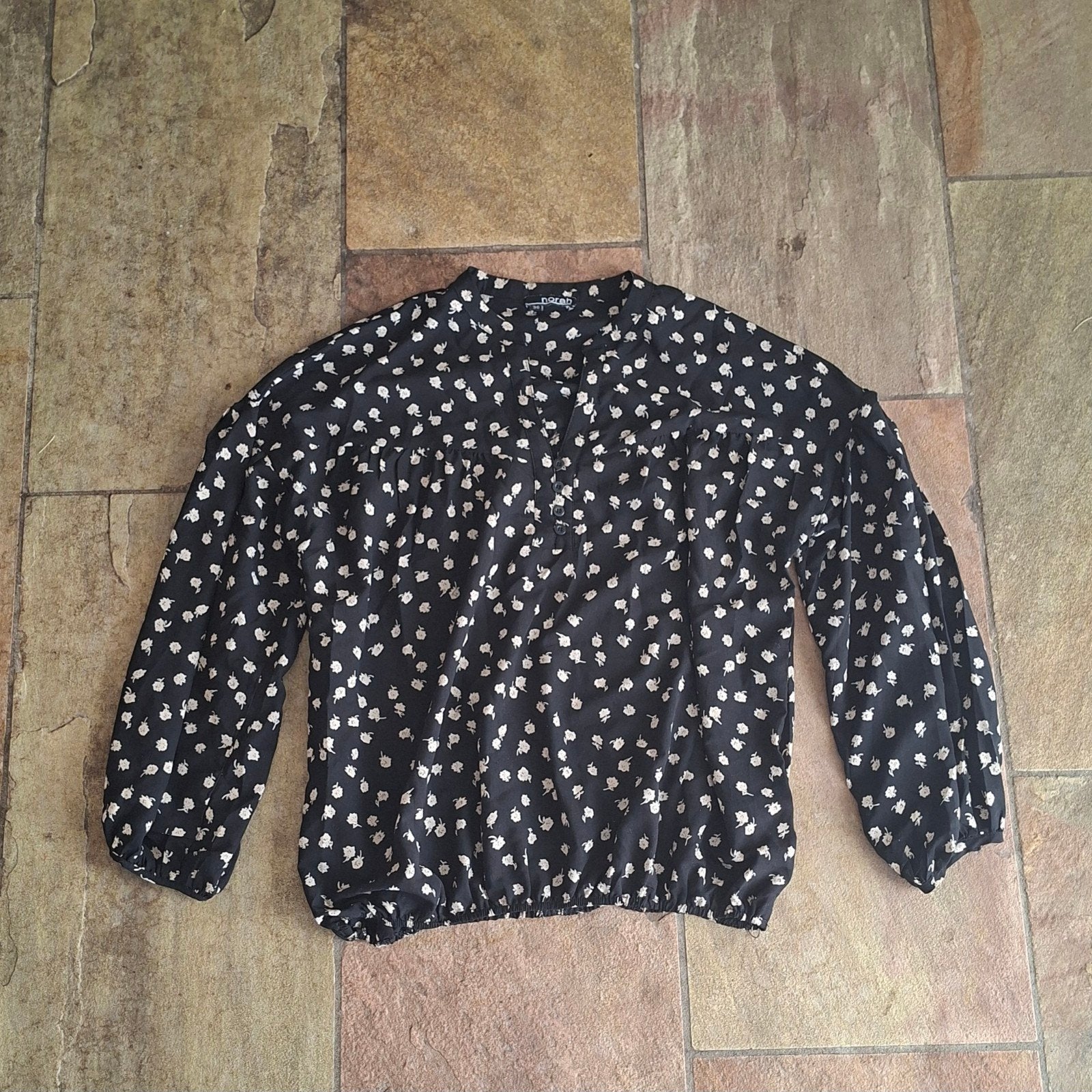 Zwarte blouse met bloemenpatroon Norah maat 36, Kleding | Dames, Zwart, Nieuw, Ophalen of Verzenden, Norah