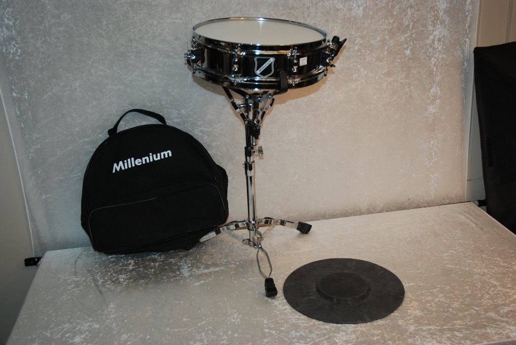 Millenium Metalen snaredrum met standaard en hoes en demppad, Gebruikt, ., Drums of Percussie, Millenium