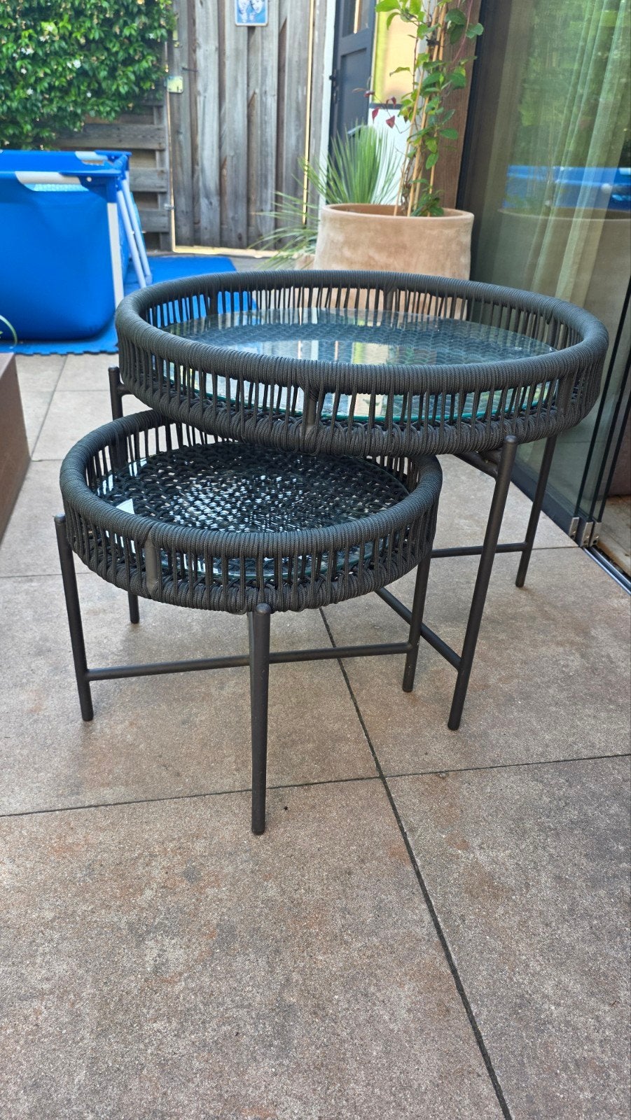 Set van 2 ronde bijzettafels, zwart wicker en glas, Tuin en Terras, Tuintafels, Ophalen, Zo goed als nieuw, Rond, Wicker